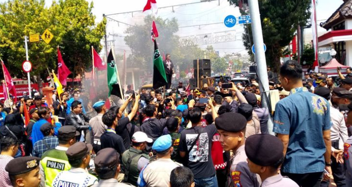 Aksi Tolak Revisi UU Pilkada di Blitar Memanas, Mahasiswa dan Anggota DPRD Sempat Adu Mulut