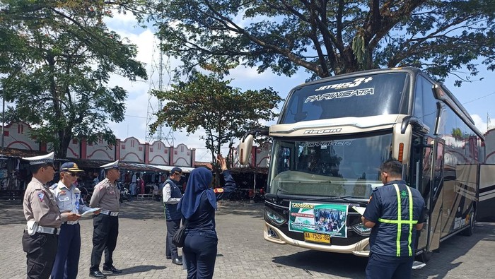 Ramp Check Digelar di Terminal Patria Blitar, 1 Bus Pariwisata Ditilang