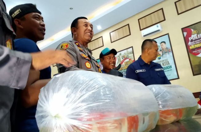 Tangkap Pencuri Aerator, Polres Blitar Dapat Hadiah Ikan Koi dari Petani