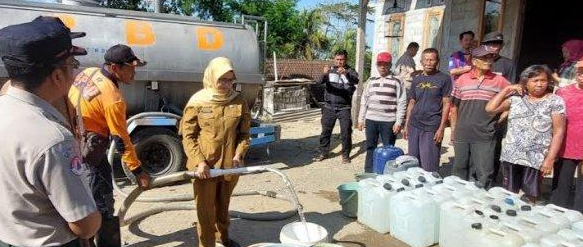 Bupati Blitar Mak Rini Distribusikan Air Bersih ke Warga Terdampak Bencana Kekeringan